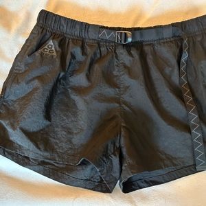 Nike ACG woven trail hiking black shorts women’s size Medium Nylon